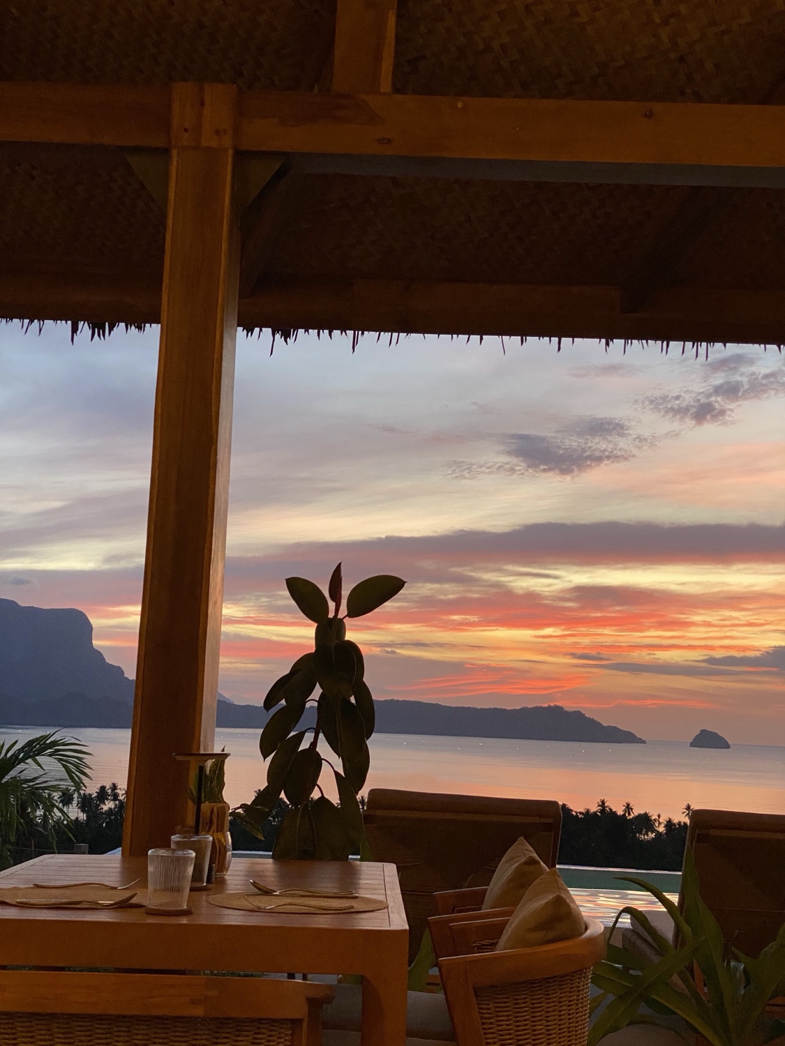 Sunset dining overlooking Bacuit Bay